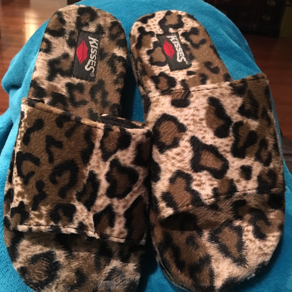 Leopard skip on house shoes